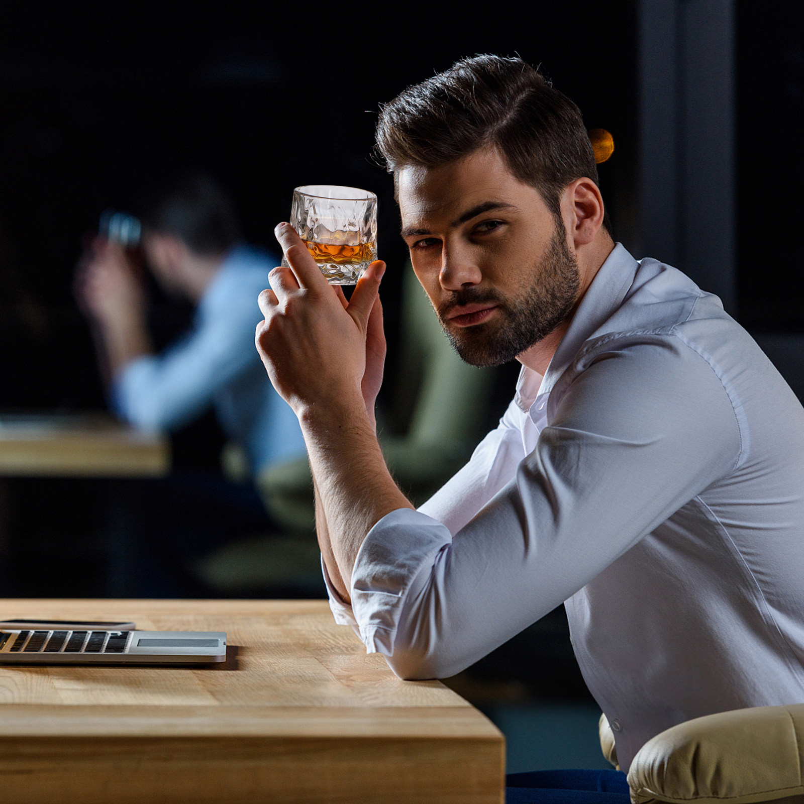 Wine Beer Tasting - ハンマード加工のグラス製ウイスキーカップ。厚底で安定感があり、ワイン、ビール、水など、ご家庭のバーで様々な飲み物にご利用いただけます。